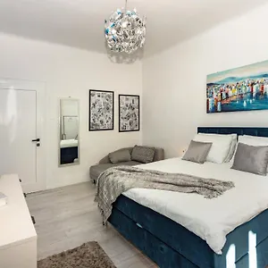 Spacious Center Apartment Split